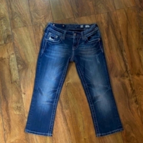 Gorgeous Miss Me Capri Jeans With Beautiful Accents - Picture 3 of 3